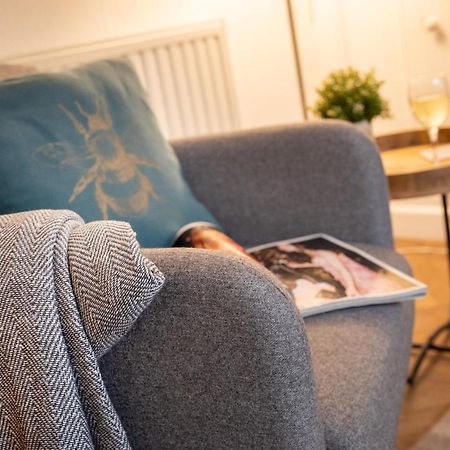 Woodland Cottage - Private Courtyard - Pet Friendly Retreat In The Heart Of ウィンダミア エクステリア 写真