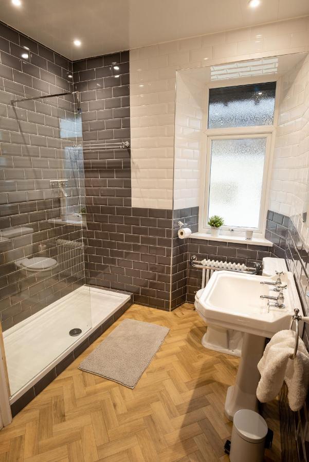 Woodland Cottage - Private Courtyard - Pet Friendly Retreat In The Heart Of ウィンダミア エクステリア 写真